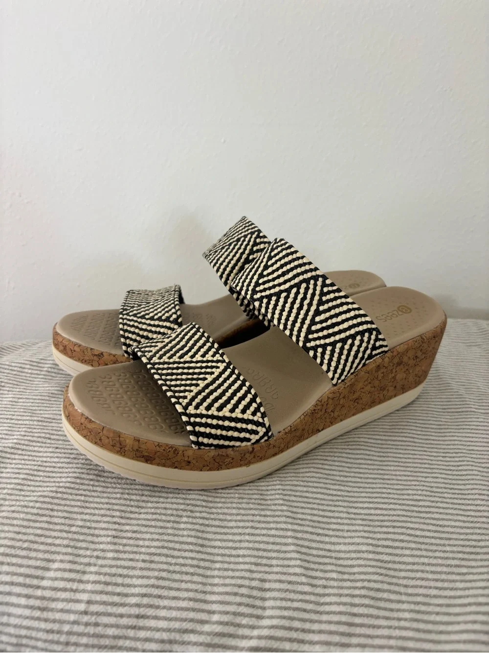 BZees Woven Black & White Platform Slide Sandals - Women's size 8